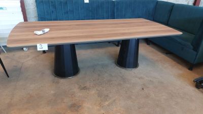 une table placée au milieu d'une pièce