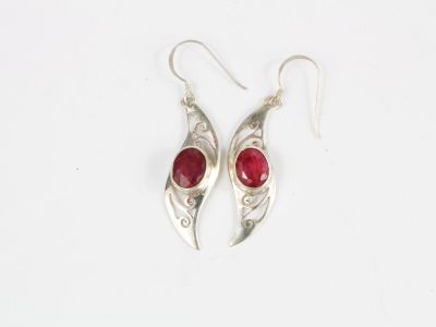 une paire de boucles d'oreilles en argent ornées de pierres rouges