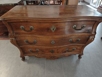 Commode en tombeau bordelaise, noyer massif mouluré, galbée,…