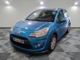 la voiture bleue est garée dans le garage sur le sol en damier