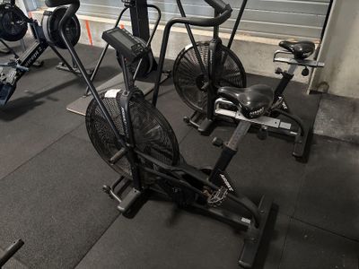 de nombreux types différents de vélos d'appartement dans une salle de sport