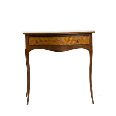 Console à façade galbée en bois de placage marqueté de cubes.