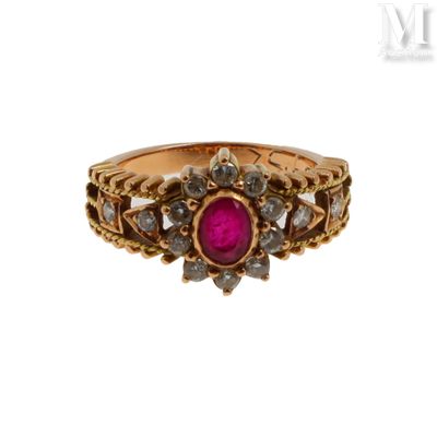 une image représentant une bague en or sertie d'un rubis entouré de diamants
