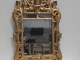 un miroir posé sur une table blanche