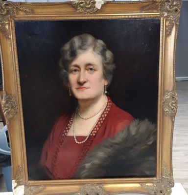 portrait d'une femme en robe rouge portant une étole en fourrure
