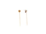 deux boucles d'oreilles en or et diamants sur fond blanc