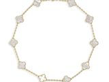 un bracelet en chaîne d'or orné de fleurs en nacre blanche