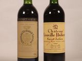 deux bouteilles de vin posées l'une à côté de l'autre sur une table