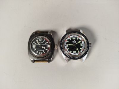 deux montres posées sur une surface blanche