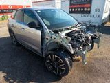 une voiture argentée dont le moteur est en panne, garée dans la poussière