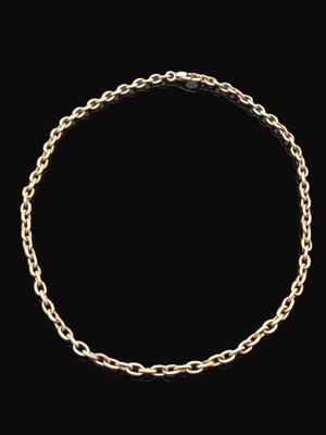 un bracelet en chaîne en or sur fond noir