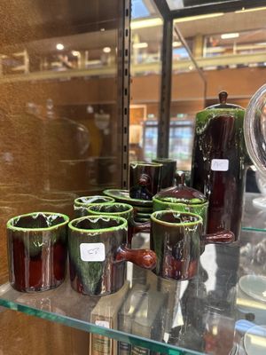 de nombreuses tasses posées sur une étagère en verre dans un magasin