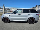 un Range Rover argenté garé sur un parking