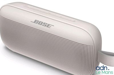 un gros plan d'une enceinte blanche posée sur une surface blanche