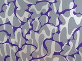 peinture abstraite violette et blanche accrochée au mur d'une salle de bains