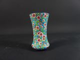 une image représentant un vase orné d'un motif floral