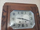une horloge accrochée au mur de la pièce