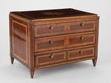 une petite commode avec un plateau en marbre
