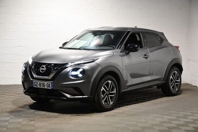 Le SUV Nissan Juke est garé dans un garage.