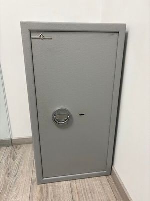 La porte d'un coffre-fort est ouverte dans un coin de la pièce.