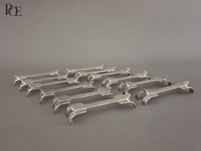 ORBRILLE, Suite de douze porte-couteaux en métal argenté sty… - Photo 1
