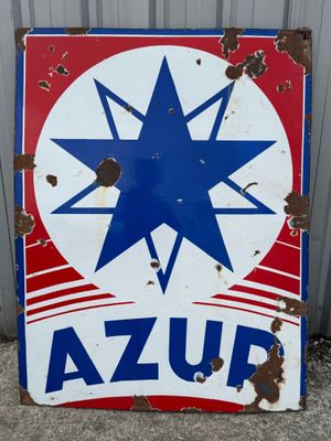 une vieille enseigne « azzur » accrochée sur le côté d'un immeuble