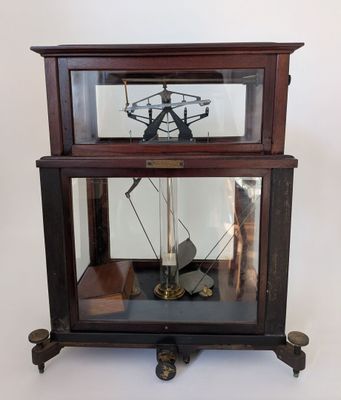 une horloge posée sur une table