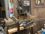 une machine posée sur un établi dans un atelier