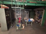 une image représentant une pièce dans laquelle se trouve une échelle