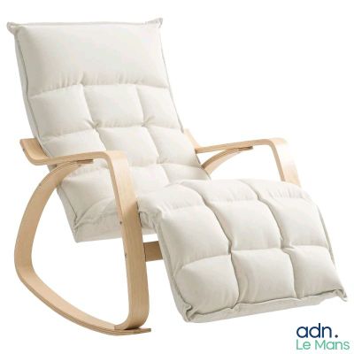 La chaise est en bois et est équipée d'un coussin blanc.