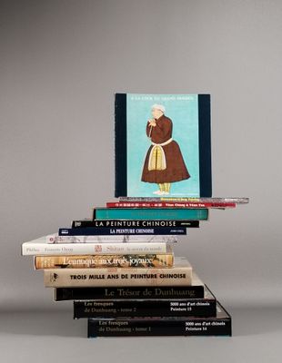 plusieurs livres sont empilés sur une table