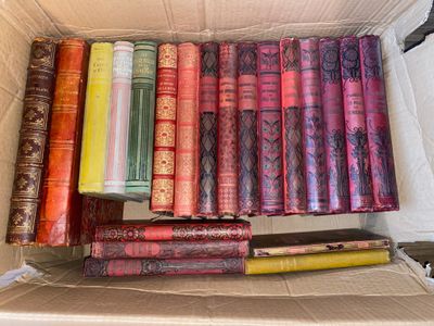 de nombreux livres dans une boîte, posés sur une table
