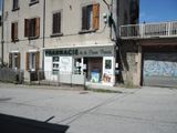 un immeuble qui abrite un magasin donnant sur la rue