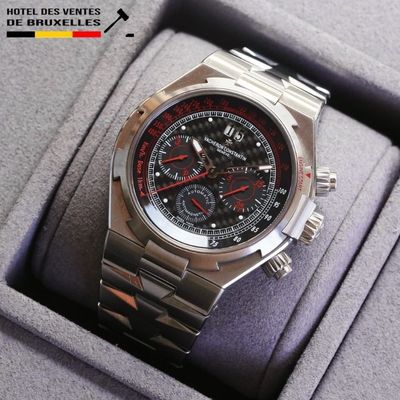 montre argentée et rouge dans un coffret, avec un bracelet noir et rouge