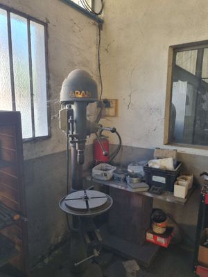 une photo d'une pièce où se trouvent une perceuse et d'autres outils