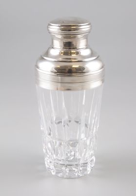 shaker à cocktail plaqué argent avec un verre en cristal sur fond blanc