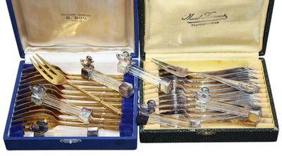 Ensemble comprenant 12 FOURCHETTES A ESCARGOT en métal argen…