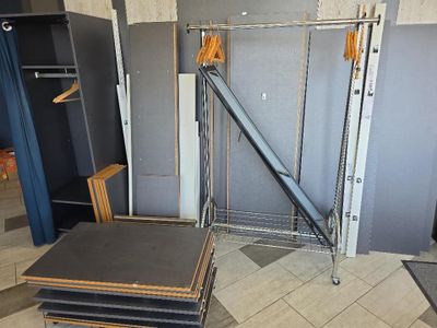 une pièce dans laquelle se trouvent un rayonnage métallique et une table