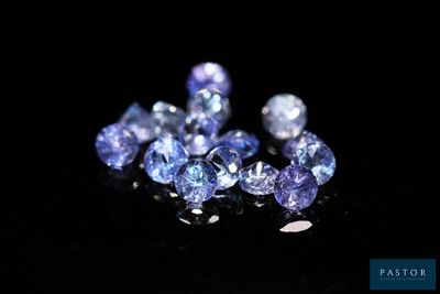 gros plan d'un bouquet de saphirs bleus sur une surface noire