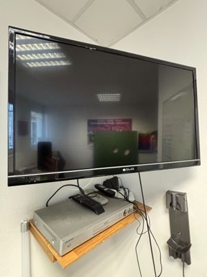 un téléviseur à écran plat fixé au mur d'une pièce