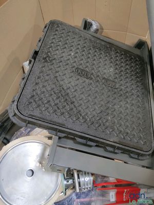 une photo de toilettes sales avec un couvercle en métal