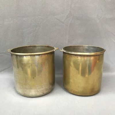paire de casseroles anciennes en laiton avec poignées et anses