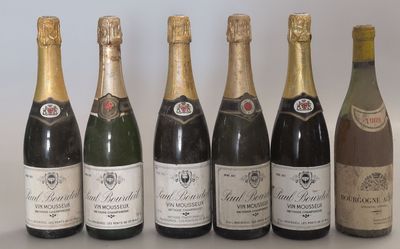 six bouteilles de champagne sont alignées sur une table