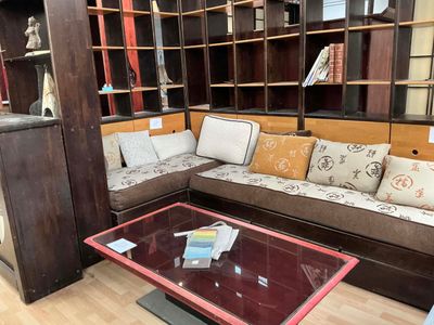 un canapé et une table basse dans une pièce