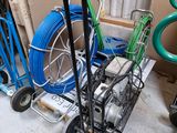 un chariot équipé d'un tuyau et un chariot sur lequel est posé un tuyau