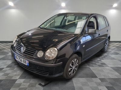 la photo d'une petite voiture noire garée dans un garage