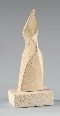 sculpture représentant une figure féminine sur un socle en pierre, sur fond gris