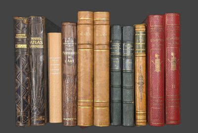 de nombreux livres alignés sur une étagère