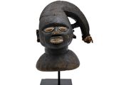 l'image d'une statue d'un homme avec un chapeau sur la tête
