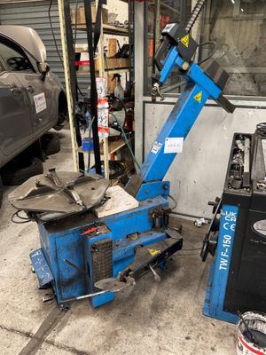 une machine bleue qui se trouve dans le garage